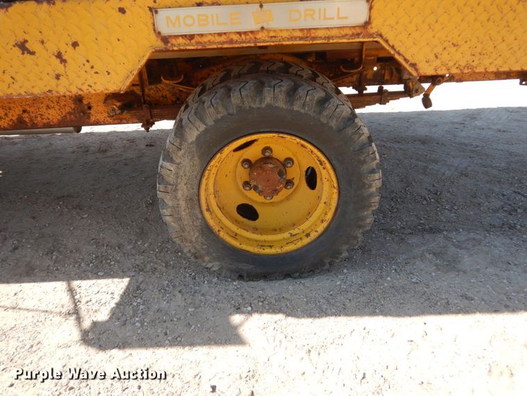 image for item FU9544 1962 International 130 drilling rig truck