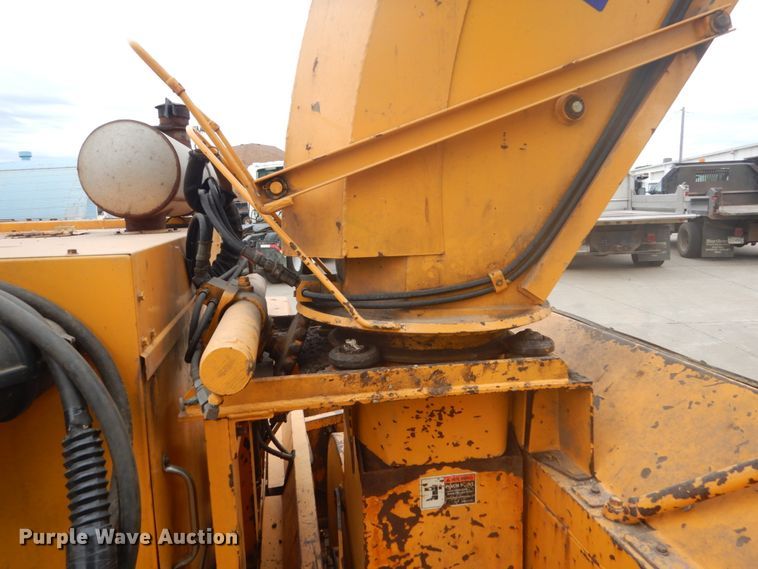 image for item FU9569 2002 Wausau MP3D snow blower