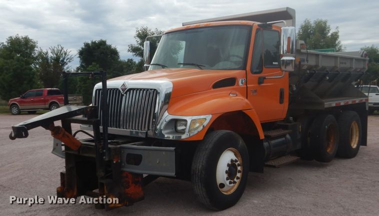 image for item FU9574 2003 International 7400 spreader truck