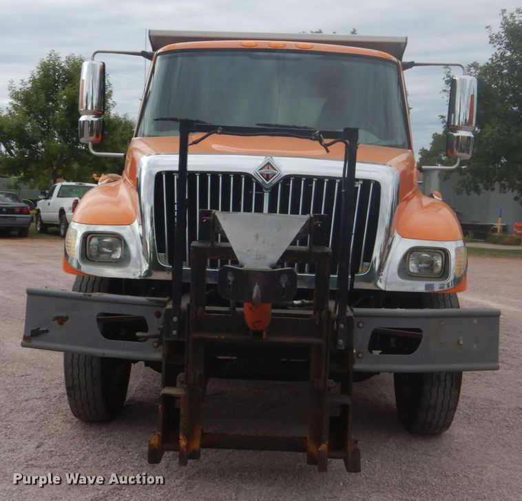 image for item FU9574 2003 International 7400 spreader truck