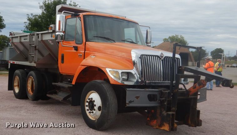 image for item FU9574 2003 International 7400 spreader truck