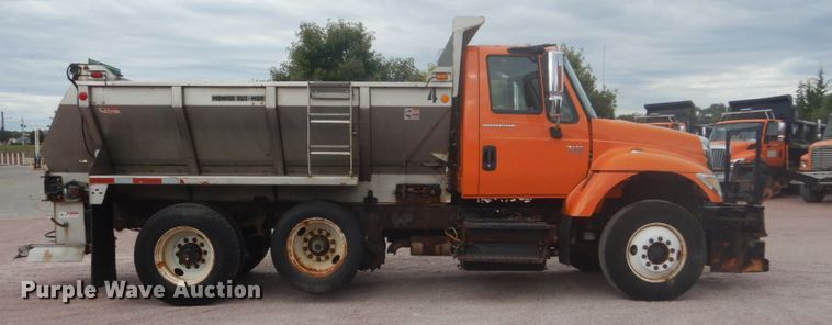 image for item FU9574 2003 International 7400 spreader truck