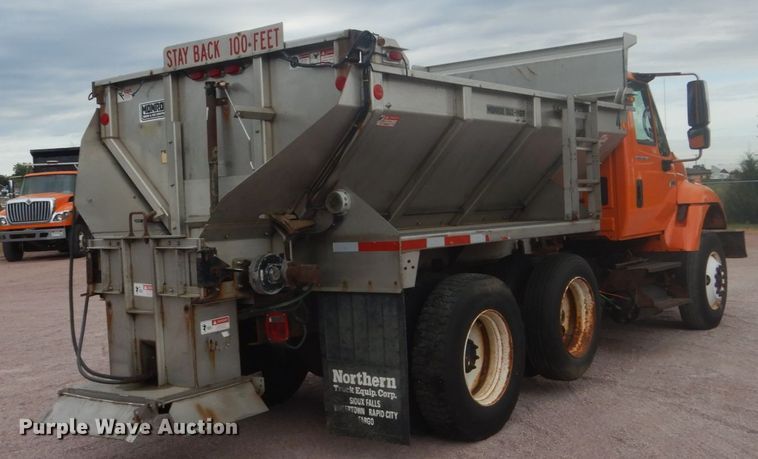 image for item FU9574 2003 International 7400 spreader truck