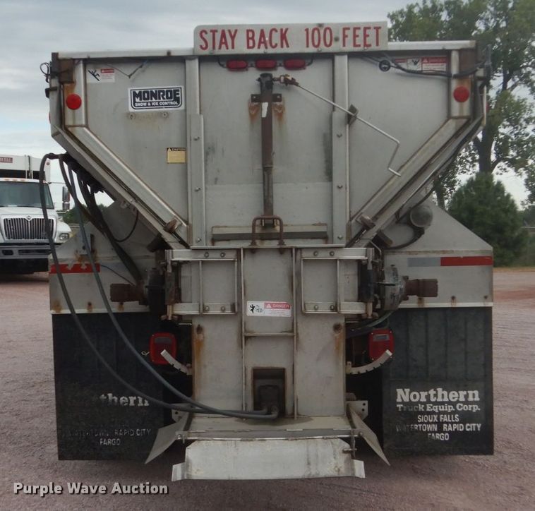 image for item FU9574 2003 International 7400 spreader truck