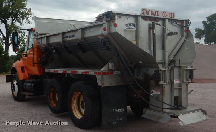 image for item FU9574 2003 International 7400 spreader truck