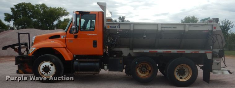 image for item FU9574 2003 International 7400 spreader truck