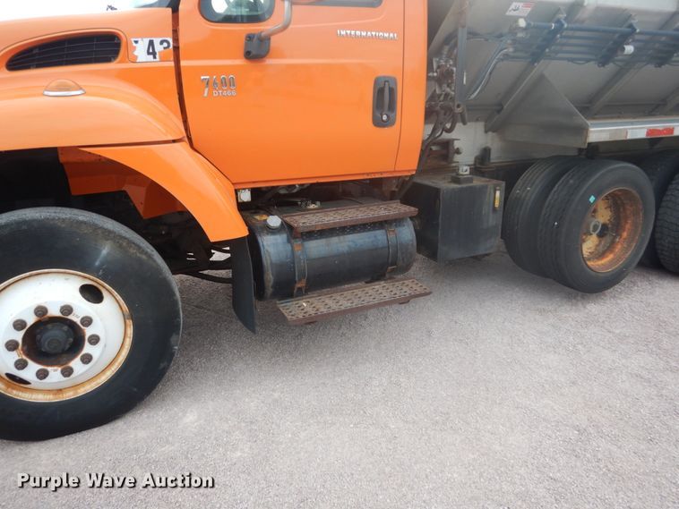 image for item FU9574 2003 International 7400 spreader truck