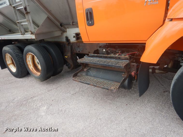 image for item FU9574 2003 International 7400 spreader truck