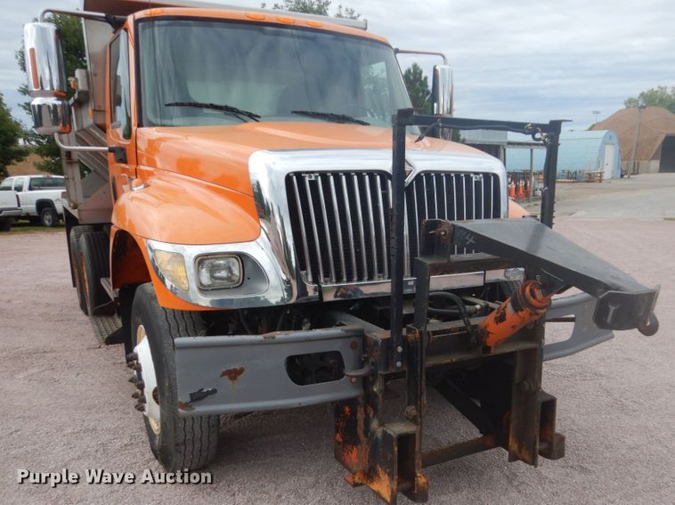 image for item FU9574 2003 International 7400 spreader truck