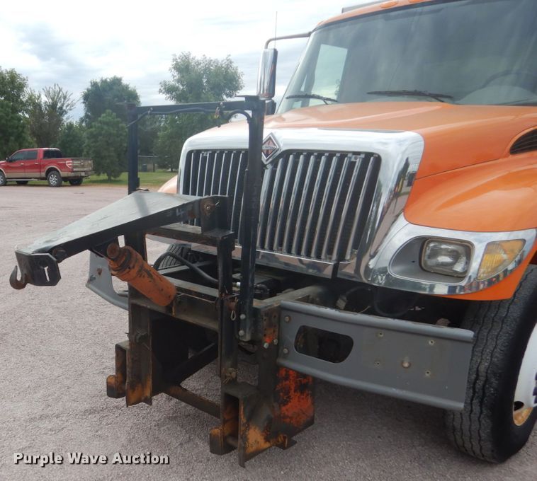 image for item FU9574 2003 International 7400 spreader truck