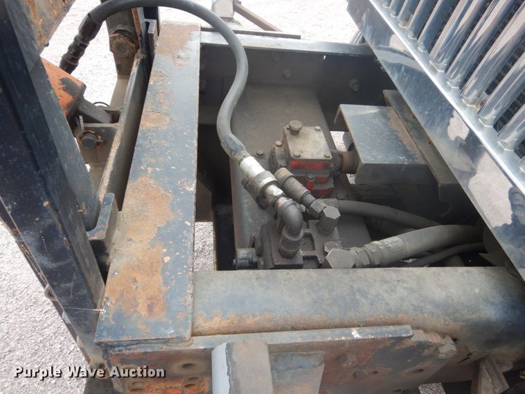 image for item FU9574 2003 International 7400 spreader truck