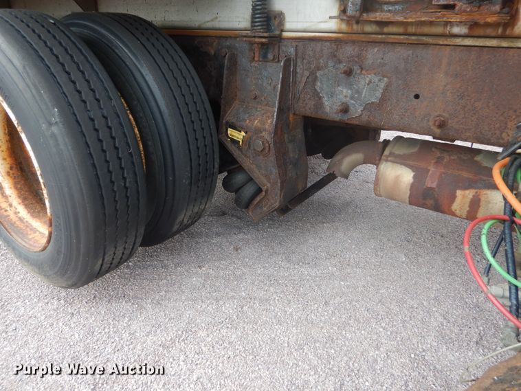 image for item FU9574 2003 International 7400 spreader truck