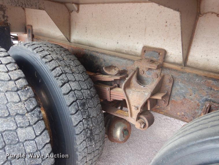 image for item FU9574 2003 International 7400 spreader truck