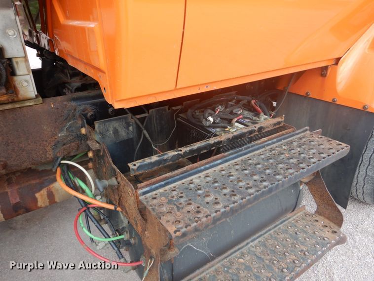 image for item FU9574 2003 International 7400 spreader truck