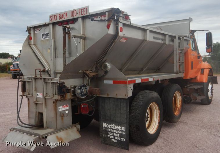 image for item FU9574 2003 International 7400 spreader truck