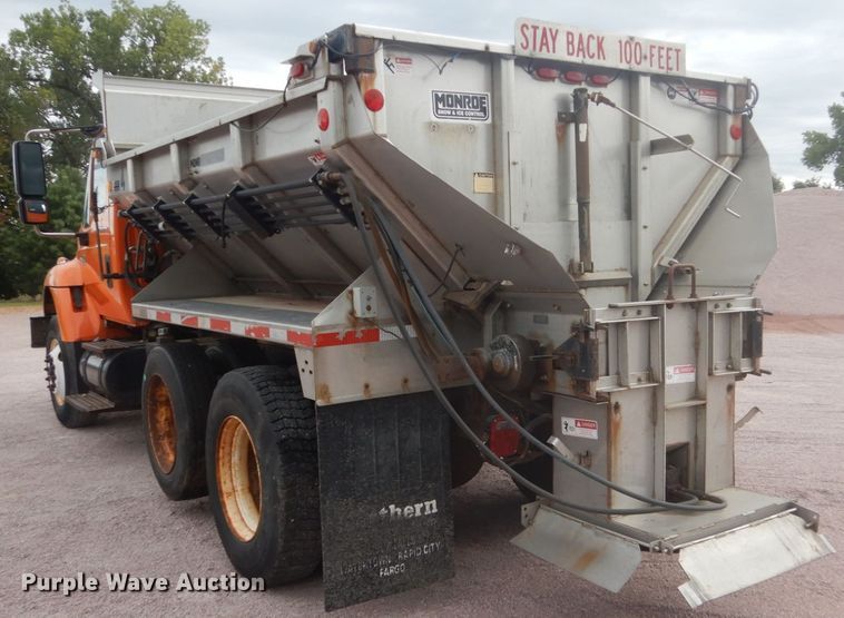 image for item FU9574 2003 International 7400 spreader truck