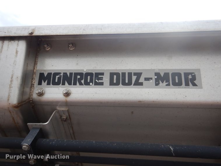 image for item FU9574 2003 International 7400 spreader truck