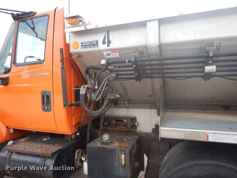 image for item FU9574 2003 International 7400 spreader truck