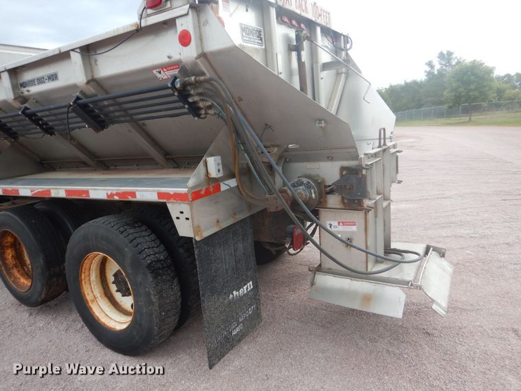 image for item FU9574 2003 International 7400 spreader truck
