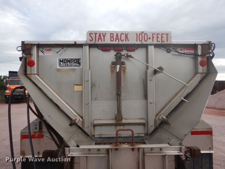 image for item FU9574 2003 International 7400 spreader truck