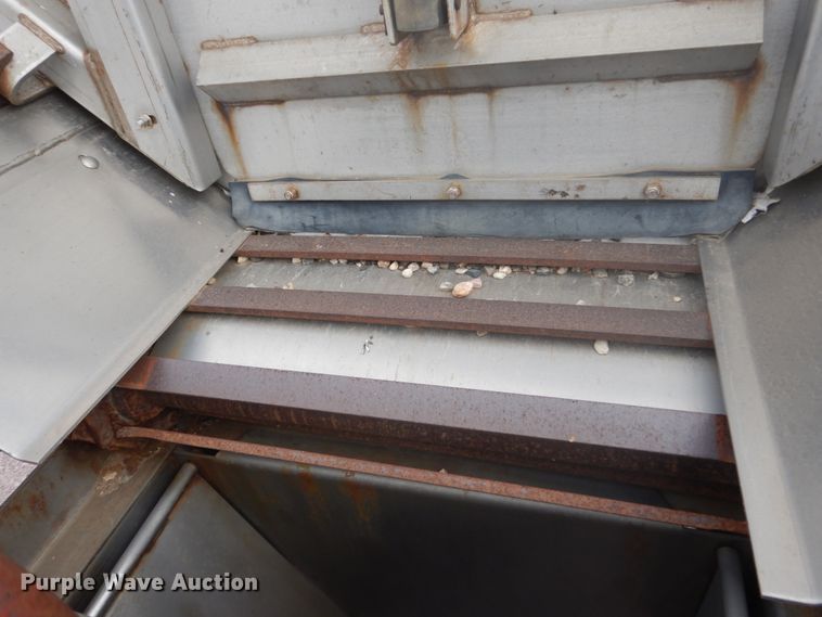 image for item FU9574 2003 International 7400 spreader truck