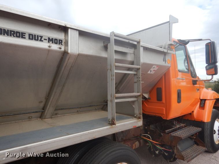 image for item FU9574 2003 International 7400 spreader truck