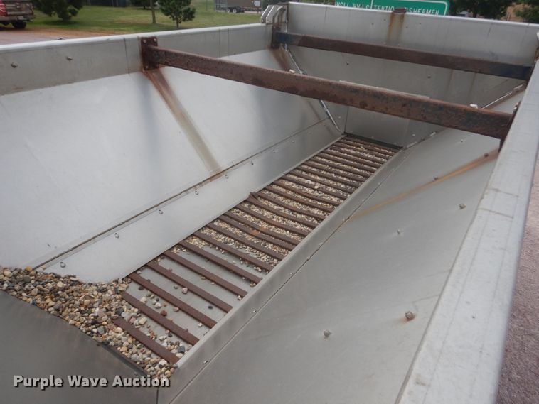 image for item FU9574 2003 International 7400 spreader truck