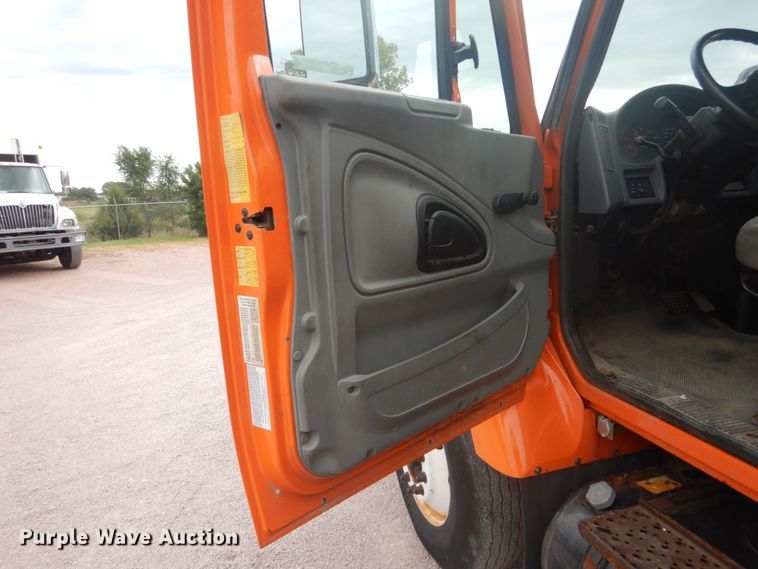 image for item FU9574 2003 International 7400 spreader truck