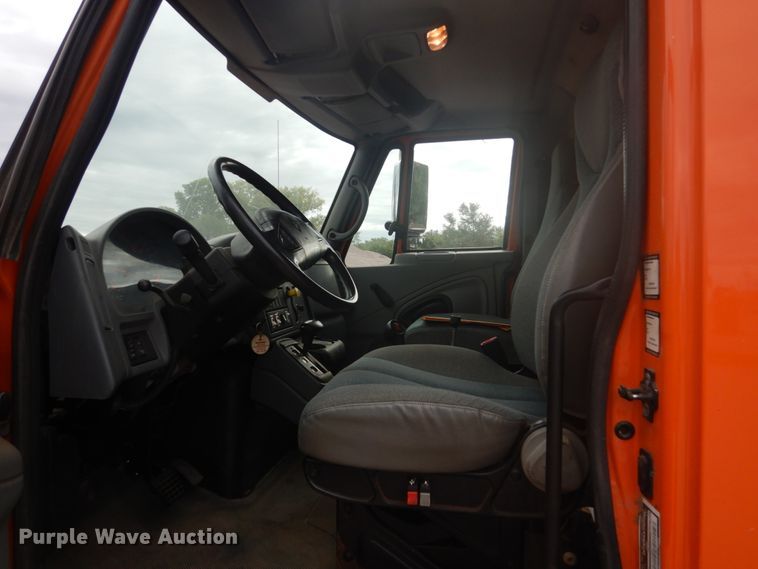 image for item FU9574 2003 International 7400 spreader truck