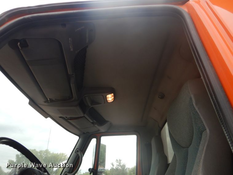 image for item FU9574 2003 International 7400 spreader truck