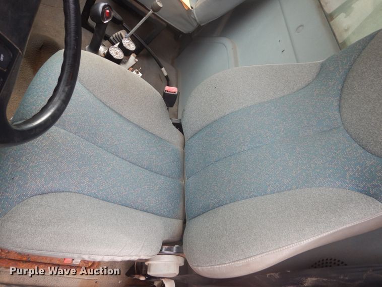 image for item FU9574 2003 International 7400 spreader truck