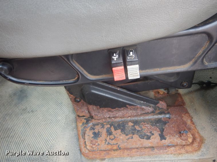 image for item FU9574 2003 International 7400 spreader truck