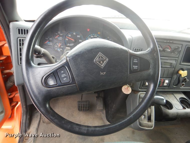 image for item FU9574 2003 International 7400 spreader truck