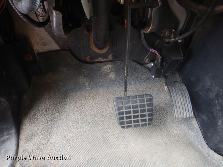 image for item FU9574 2003 International 7400 spreader truck