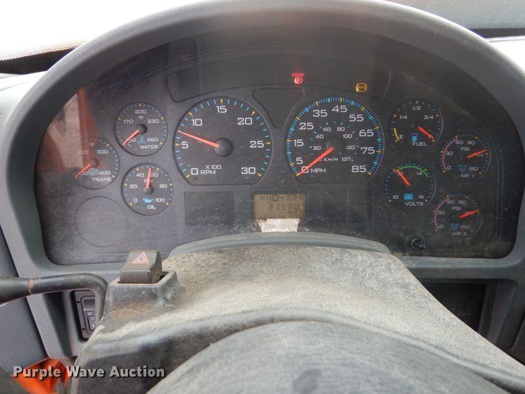 image for item FU9574 2003 International 7400 spreader truck