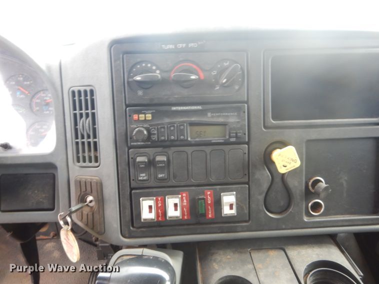 image for item FU9574 2003 International 7400 spreader truck