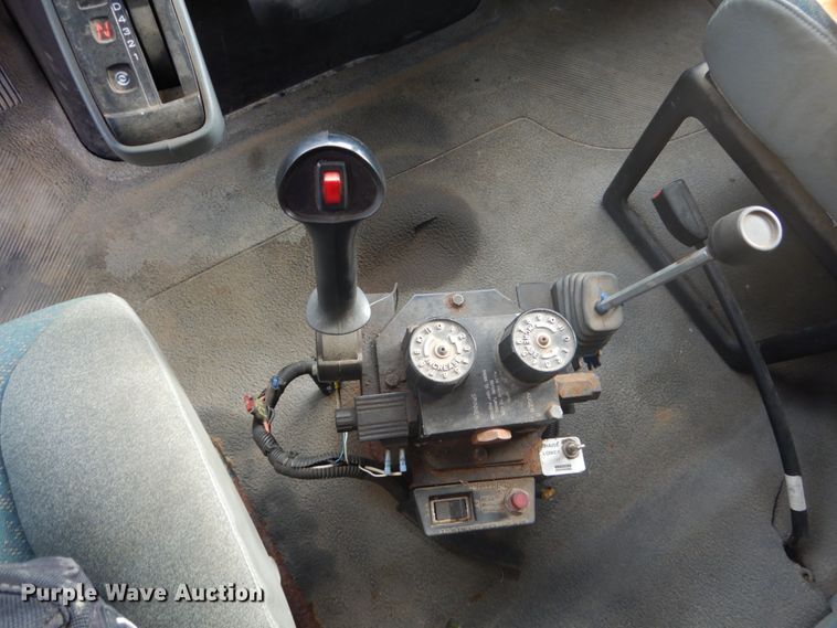 image for item FU9574 2003 International 7400 spreader truck