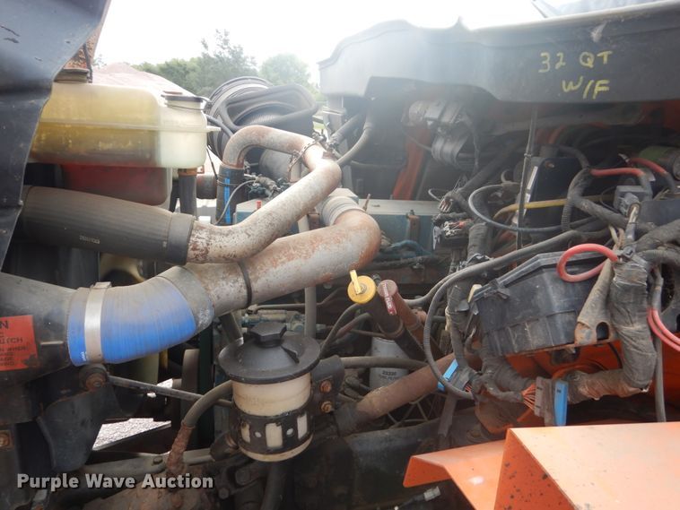 image for item FU9574 2003 International 7400 spreader truck