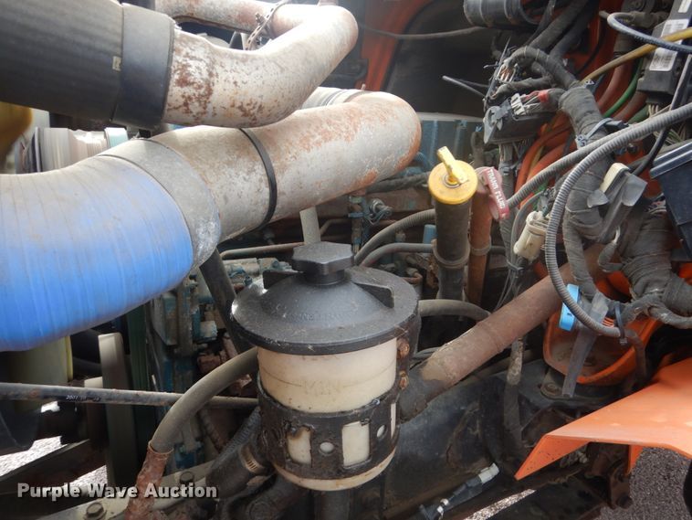 image for item FU9574 2003 International 7400 spreader truck