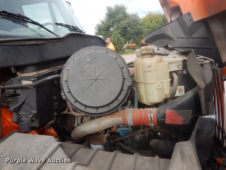 image for item FU9574 2003 International 7400 spreader truck