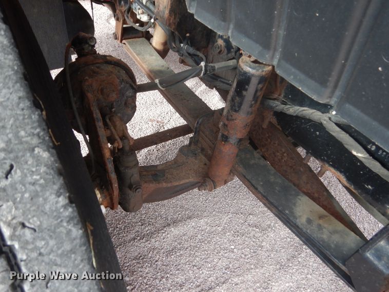 image for item FU9574 2003 International 7400 spreader truck