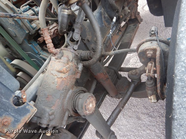 image for item FU9574 2003 International 7400 spreader truck