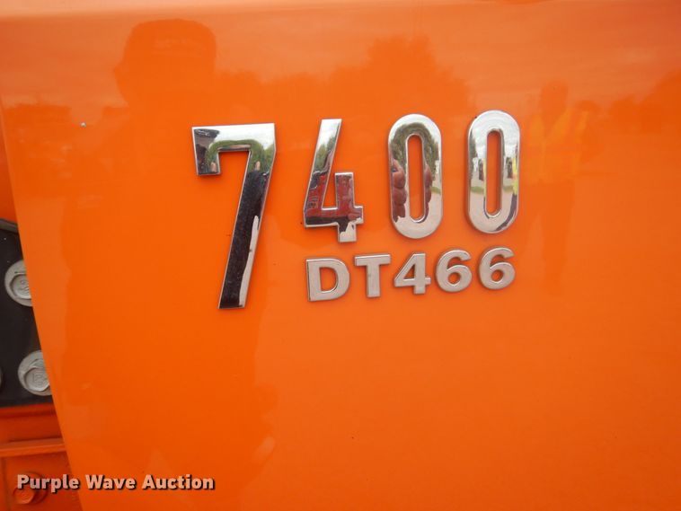 image for item FU9574 2003 International 7400 spreader truck