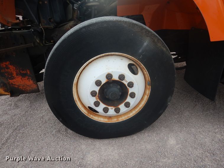 image for item FU9574 2003 International 7400 spreader truck