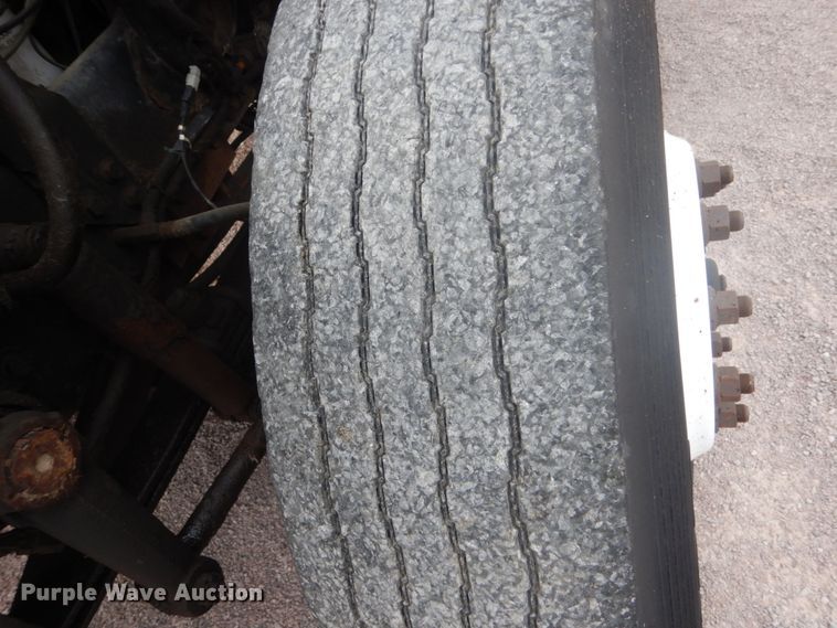 image for item FU9574 2003 International 7400 spreader truck