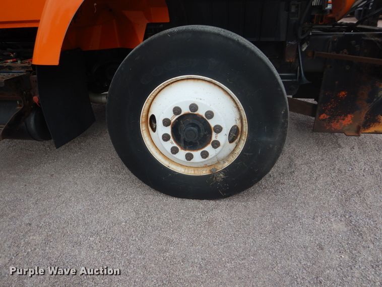 image for item FU9574 2003 International 7400 spreader truck