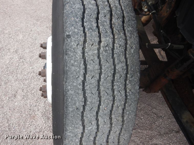 image for item FU9574 2003 International 7400 spreader truck