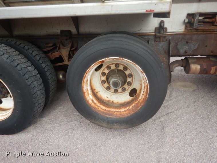 image for item FU9574 2003 International 7400 spreader truck