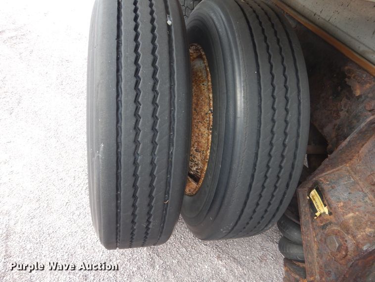 image for item FU9574 2003 International 7400 spreader truck