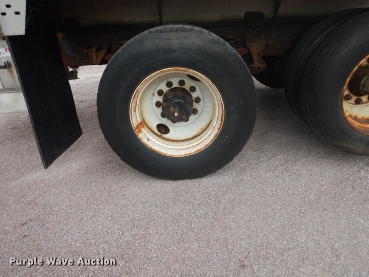 image for item FU9574 2003 International 7400 spreader truck